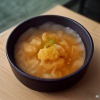 编辑周晓的头像照片，短发、微笑，浅色背景显得干练